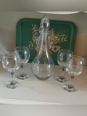 Clear Glass Decanter and Four Matching Wine Glasses - Elegant Clear Set